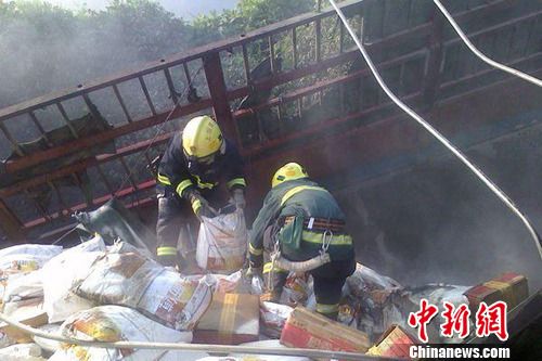 8月1日6時左右，滬昆高速上饒段一貨車側翻著火，駕駛室燒成空殼。圖為消防官兵清理現場。吳兵章 攝